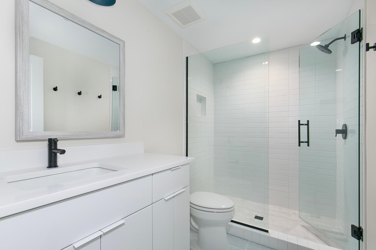 Lower level bath 4
