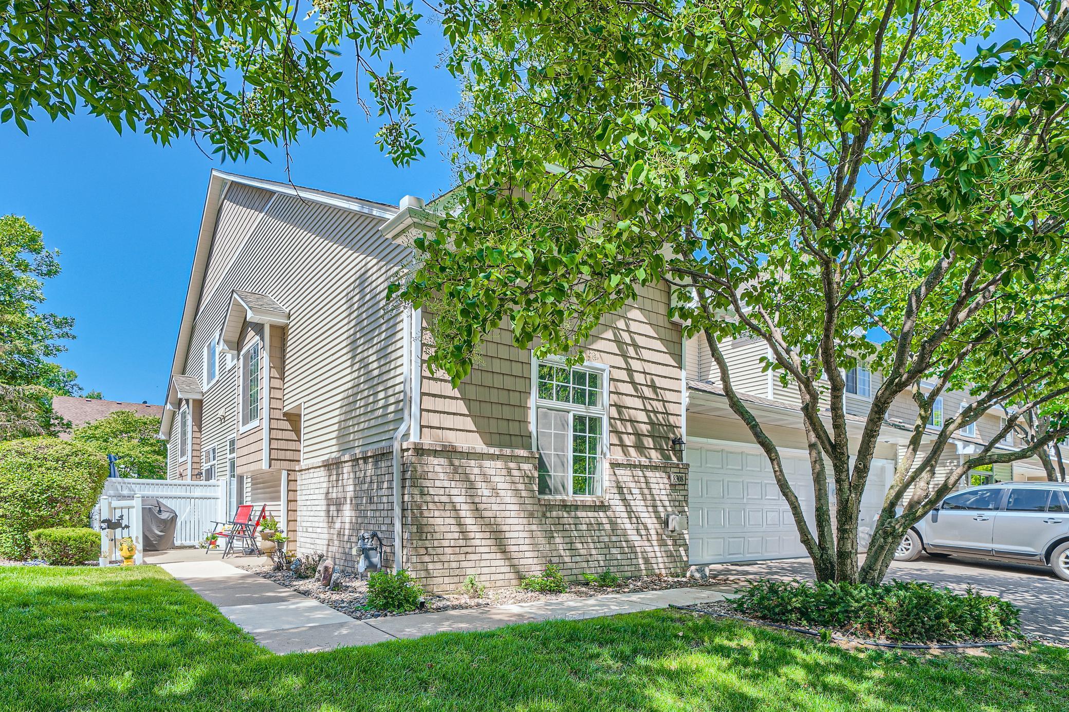 Exterior Front - End Unit