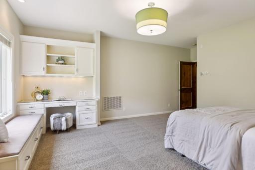 37 Spyglass Place, Saint Paul, MN 55110