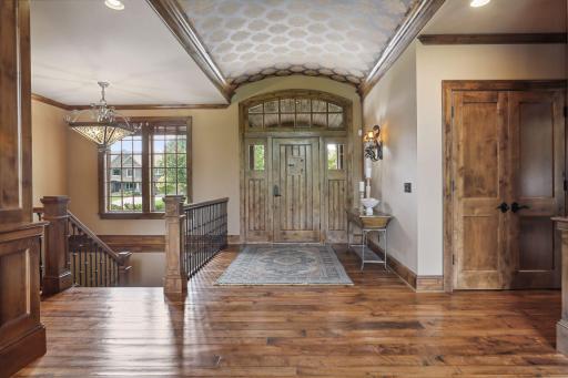 37 Spyglass Place, Saint Paul, MN 55110