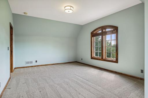 37 Spyglass Place, Saint Paul, MN 55110