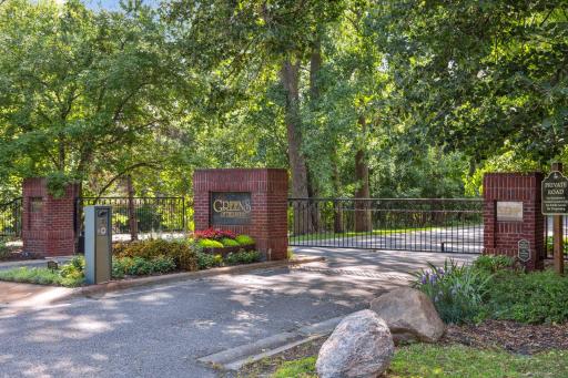 37 Spyglass Place, Saint Paul, MN 55110