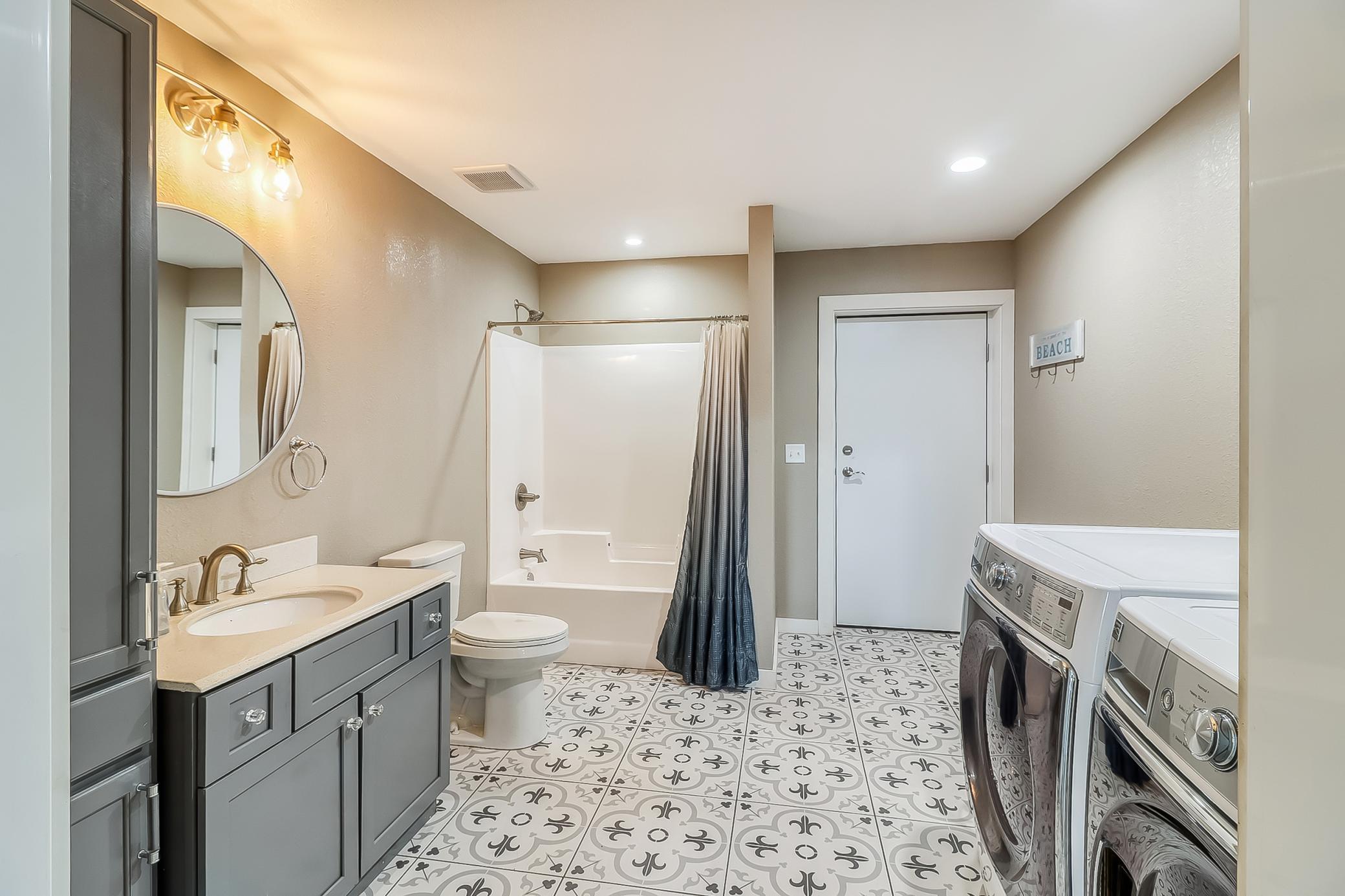 interior_bathroom_laundry1_1.jpg
