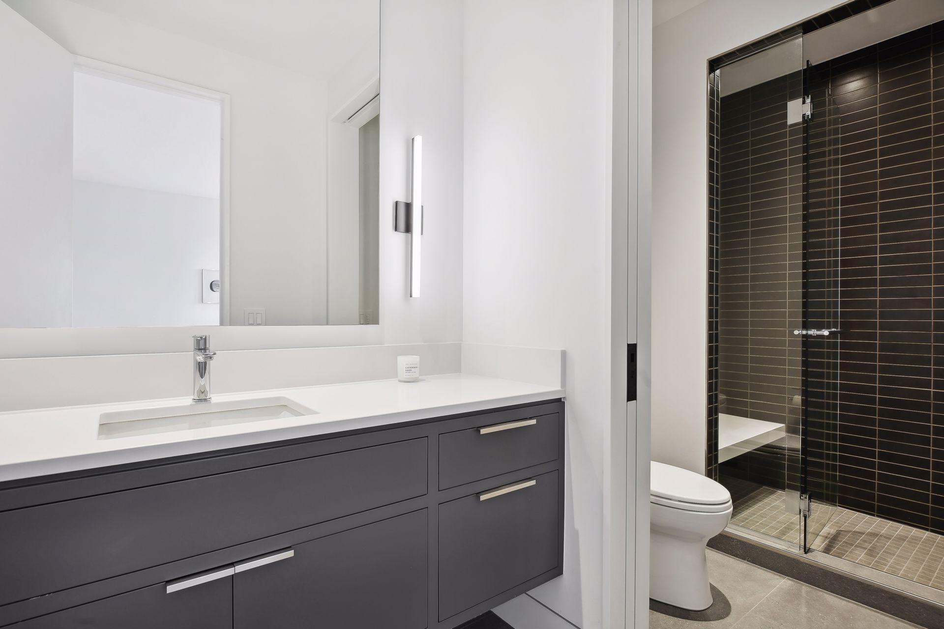 En suite 3/4 bathroom