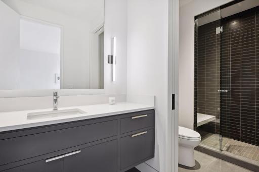 En suite 3/4 bathroom