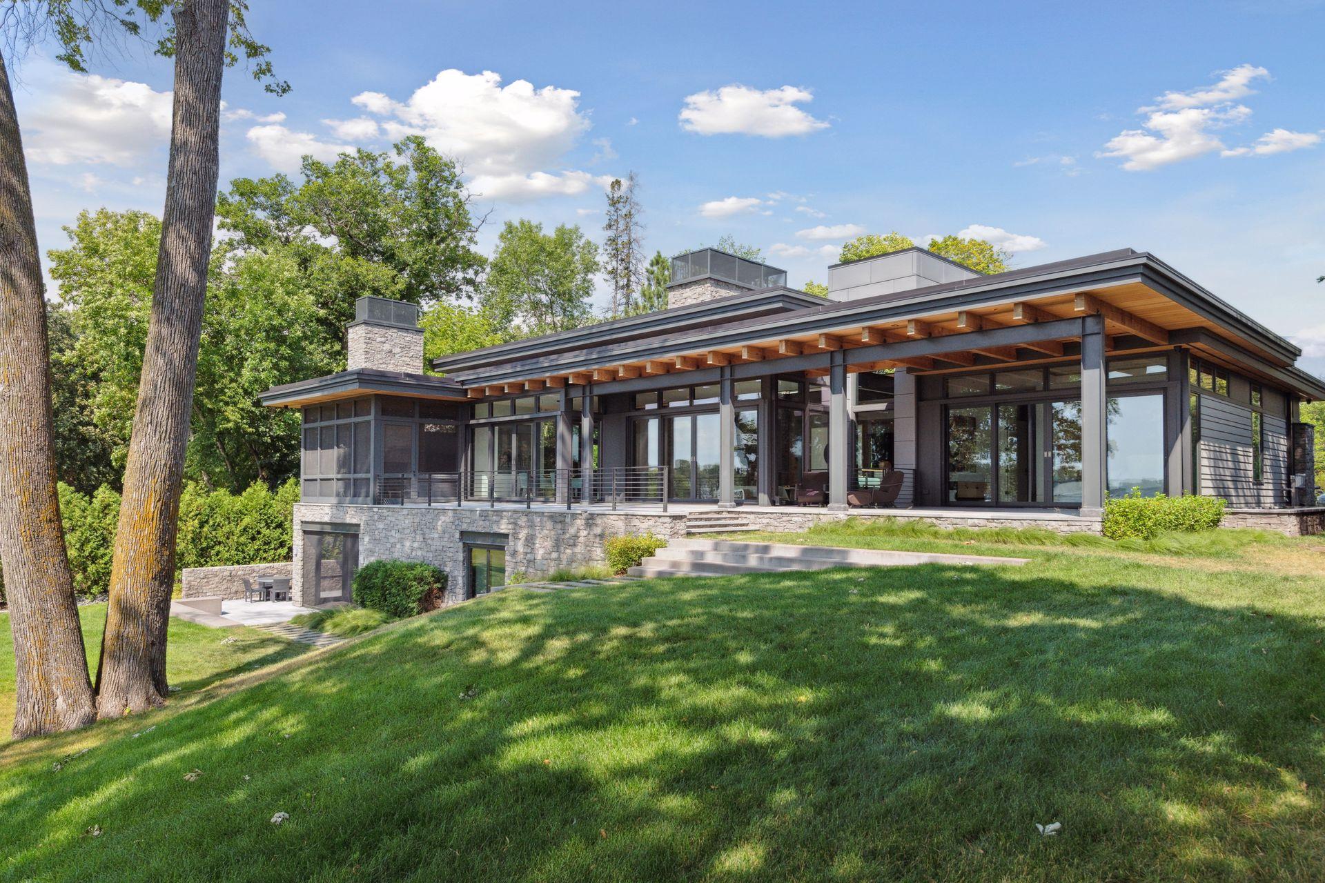 Walls of windows for panoramic lake views