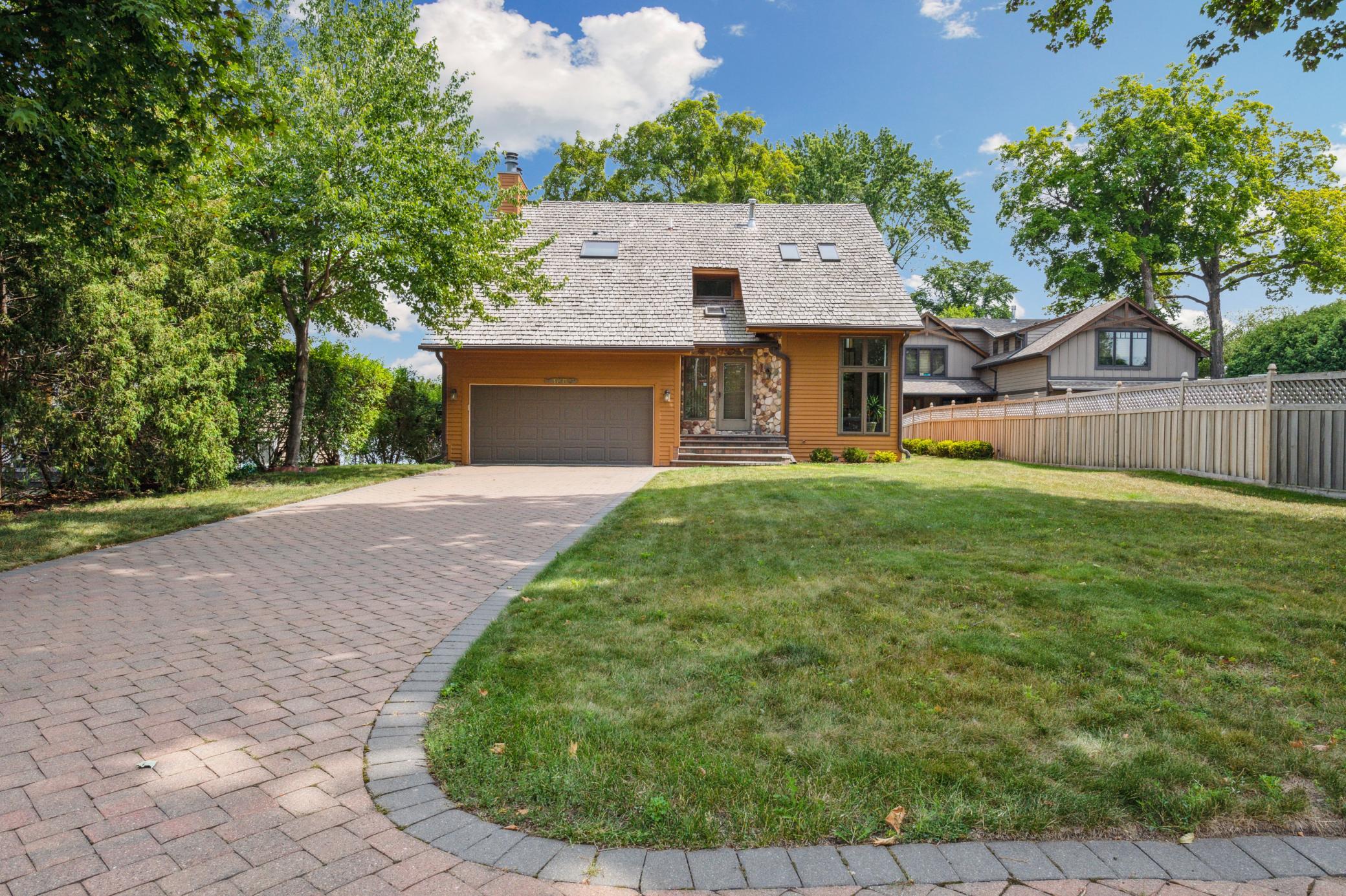 Big paver driveway, flat front and backyard!
