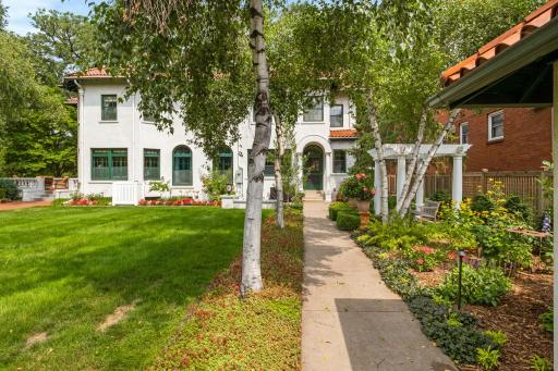 470 Summit Avenue, Saint Paul, MN 55102