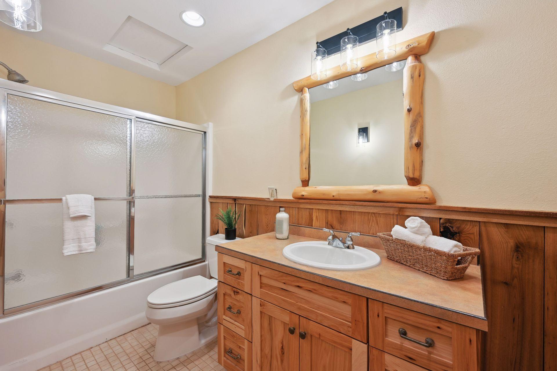 The full bathroom makes it easy to bathe the kids after a day on the lake!