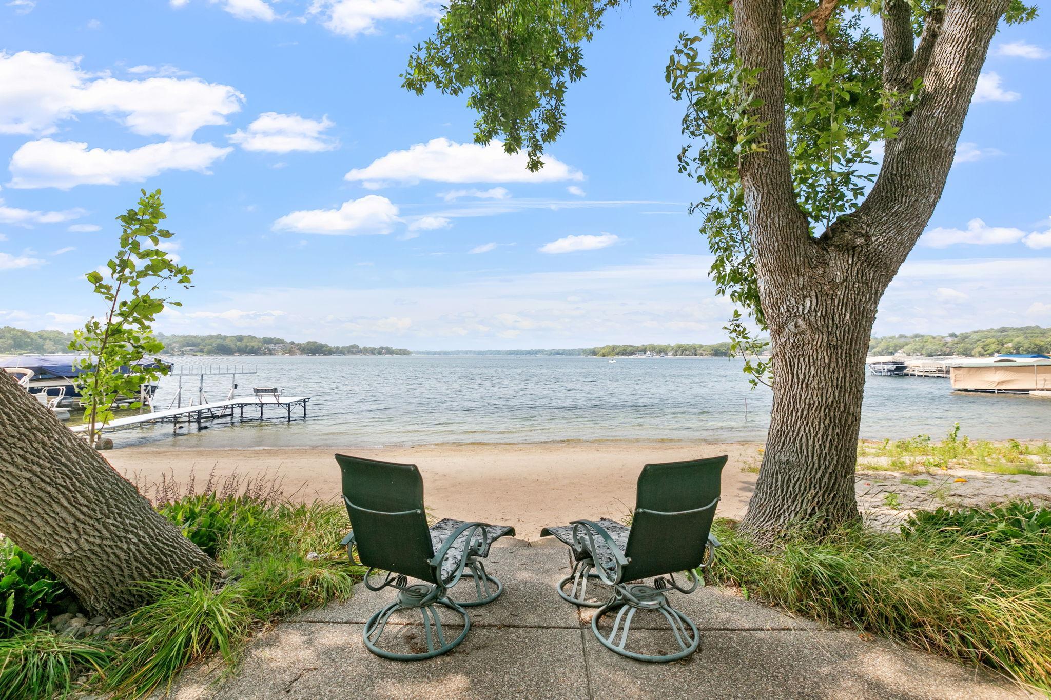 Enjoy the incredible views of Prior Lake w/ a glass of wine right here!