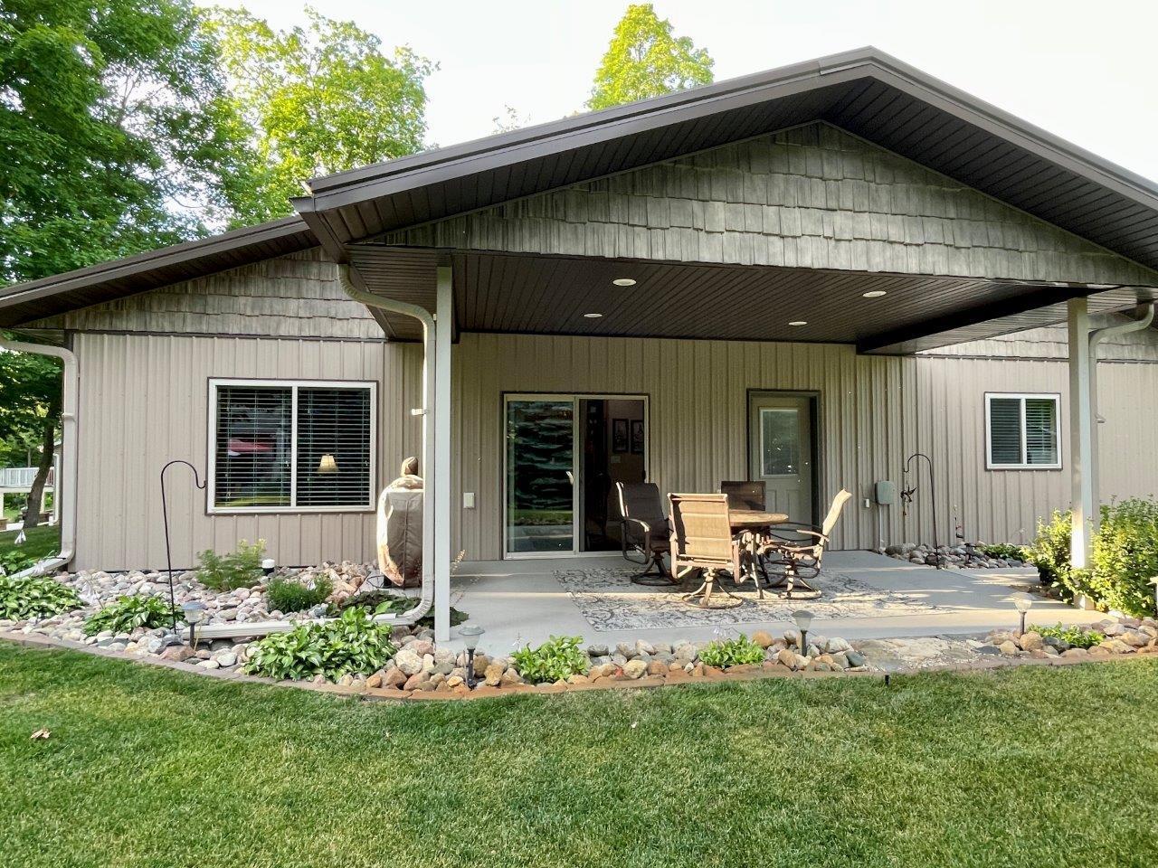 11-Covered patio.jpg