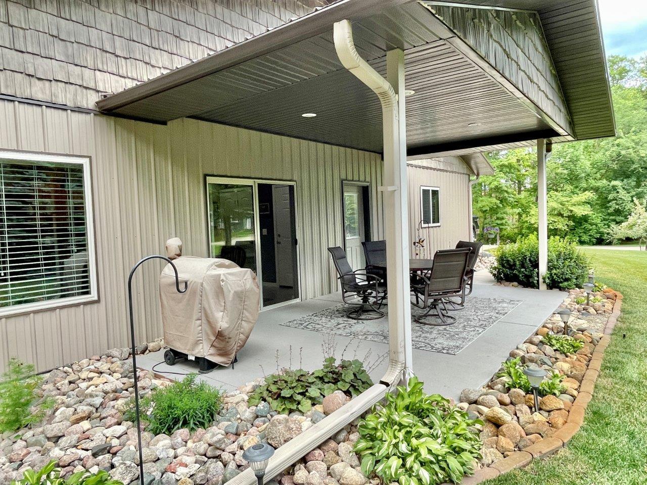 11-Covered patio (2).jpg