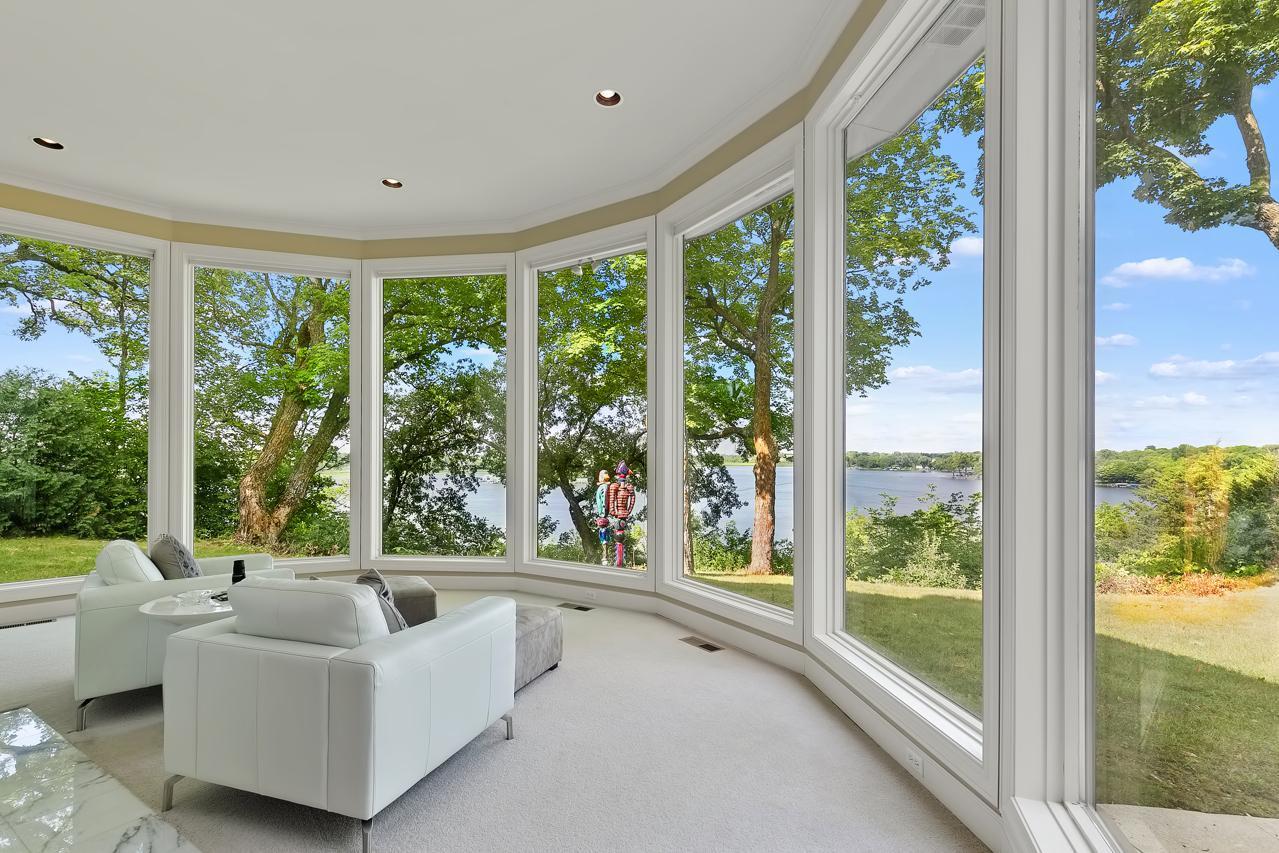 Panoramic views of the lake