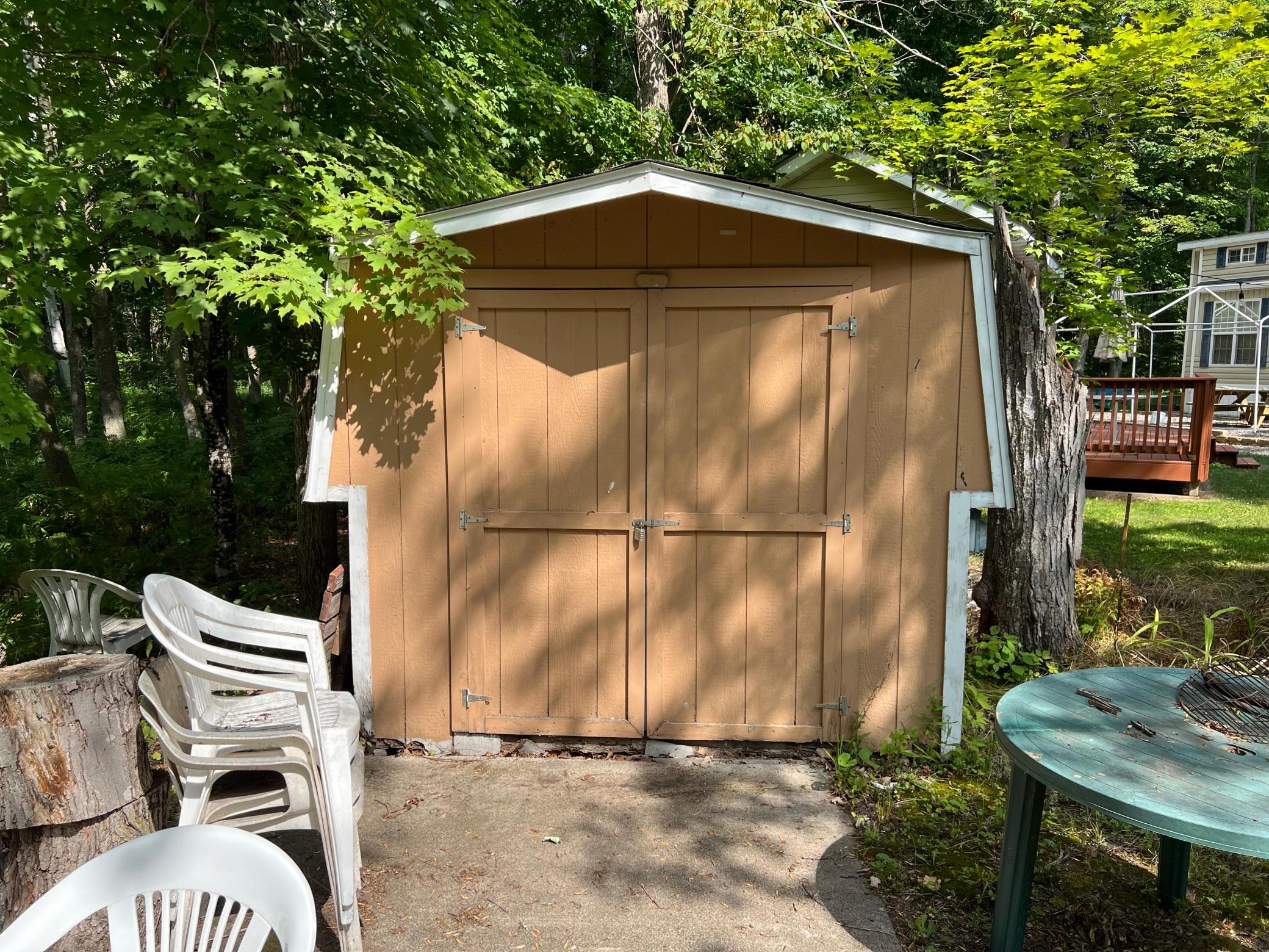A closer look at the shed.