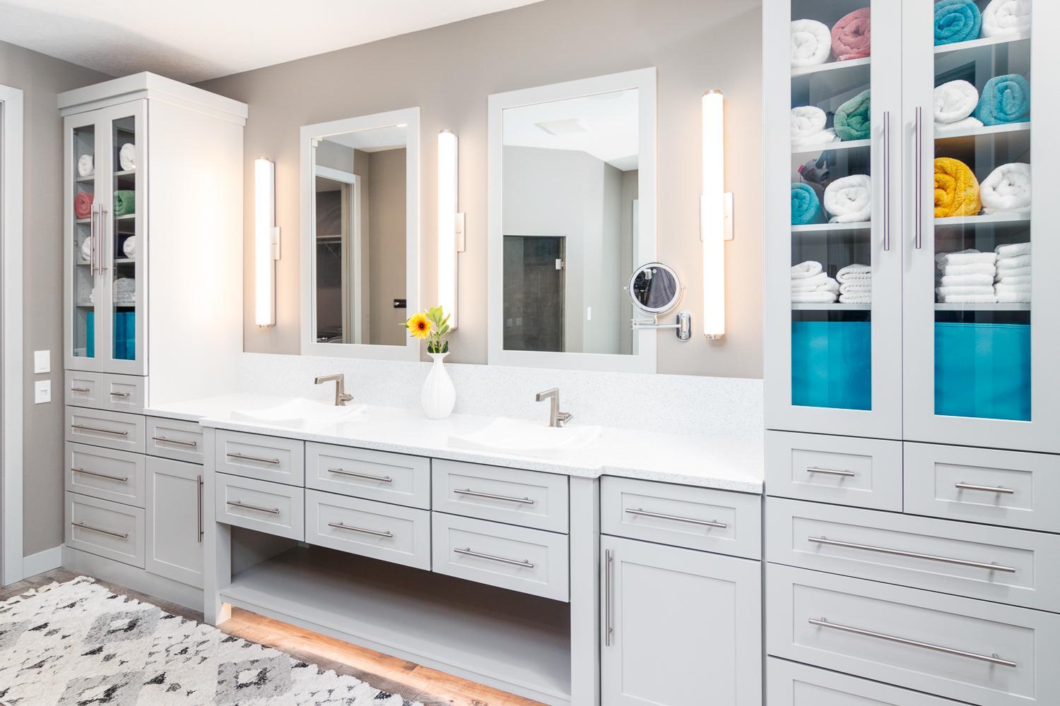 Double sink, under cabinet lighting
