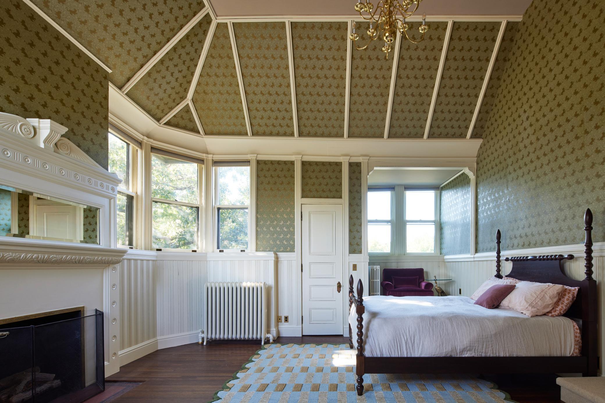 3rd Floor BR Suite w 15' Vaulted Ceilings!