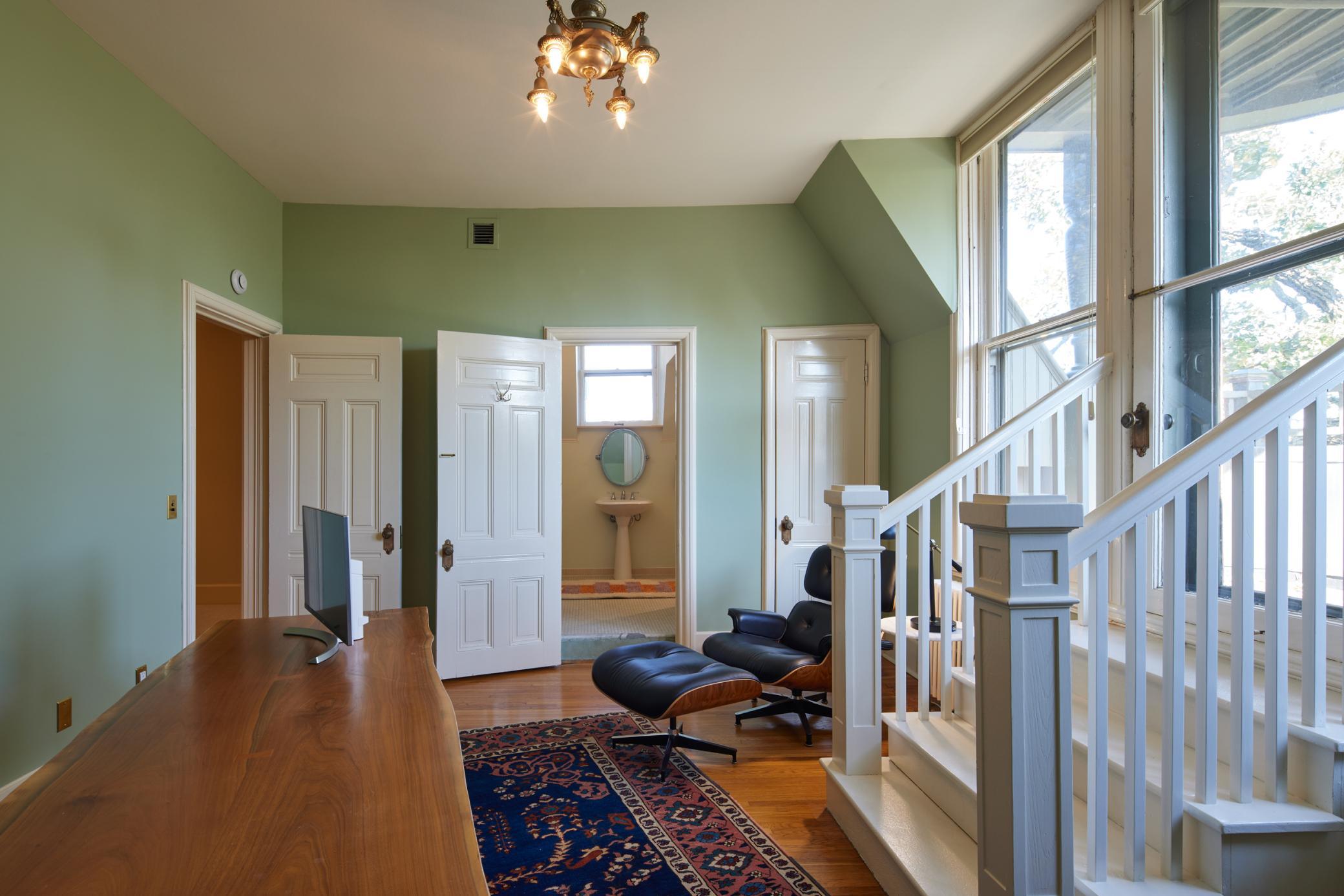 3rd Floor BR Suite with Private Balcony overlooking Mississippi Bluff!