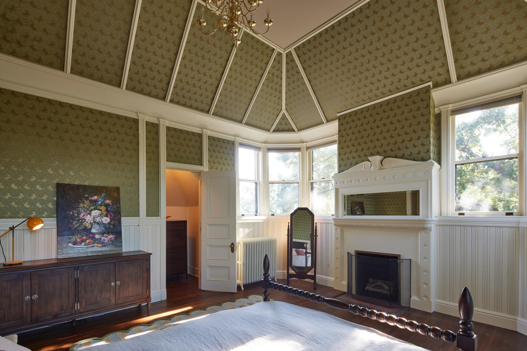 3rd Floor BR Suite w 15' Vaulted Ceilings!