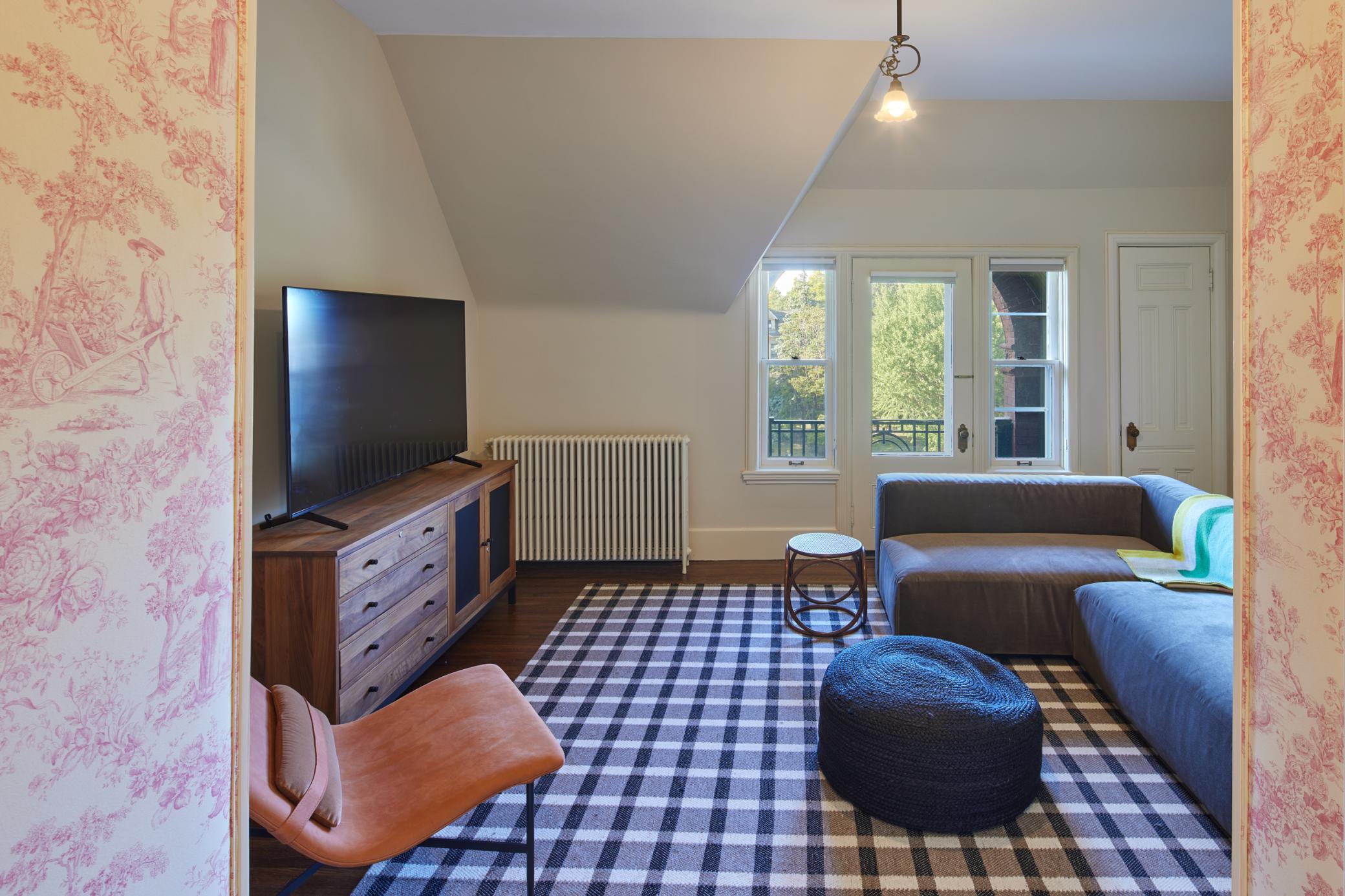 3rd Floor BR Suite with Private Balcony Overlooking Summit Ave!