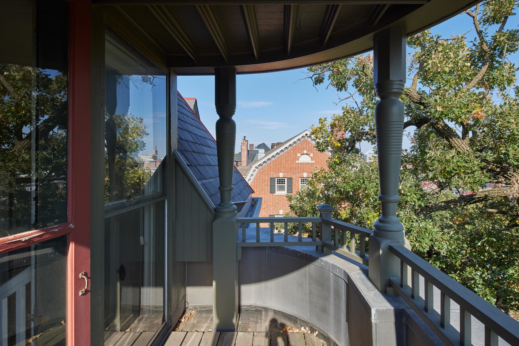 Private Balcony overlooking Mississippi Bluff!