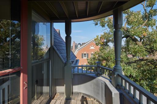 Private Balcony overlooking Mississippi Bluff!