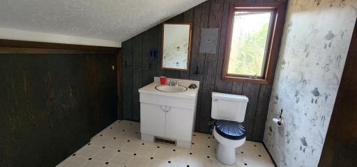 Upper Level 1/4 Bath