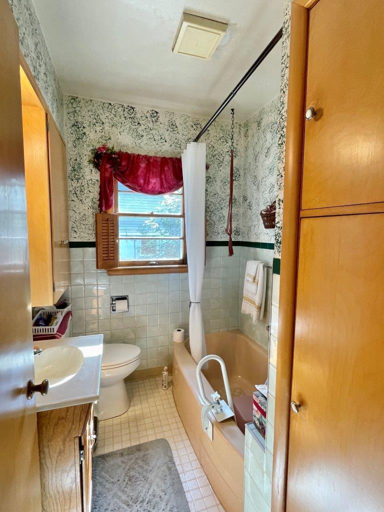 8-Bath - main level.jpg