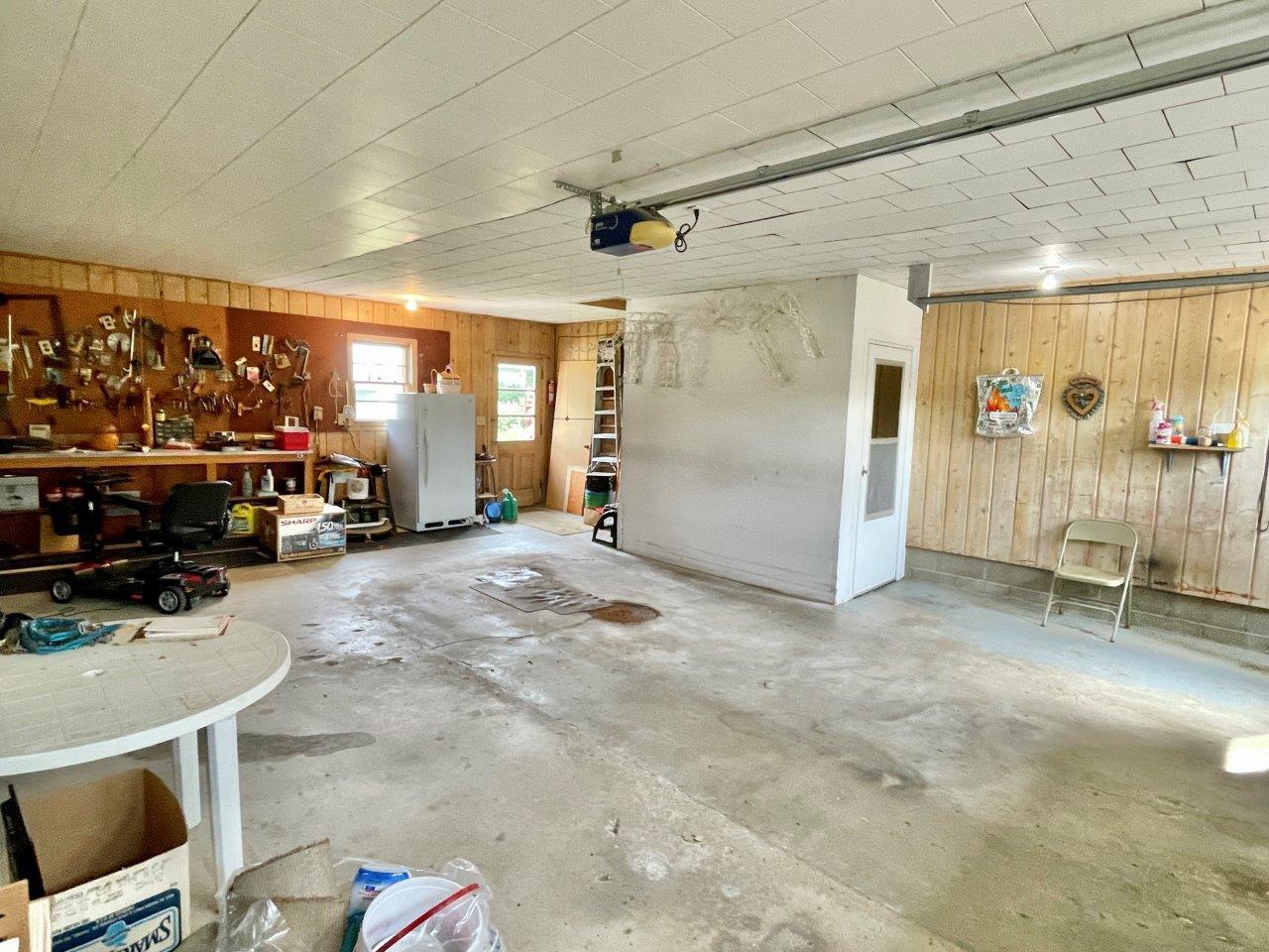14-Garage interior.jpg
