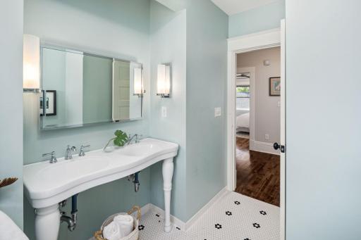 2006 Penn Avenue S, Minneapolis, MN 55405