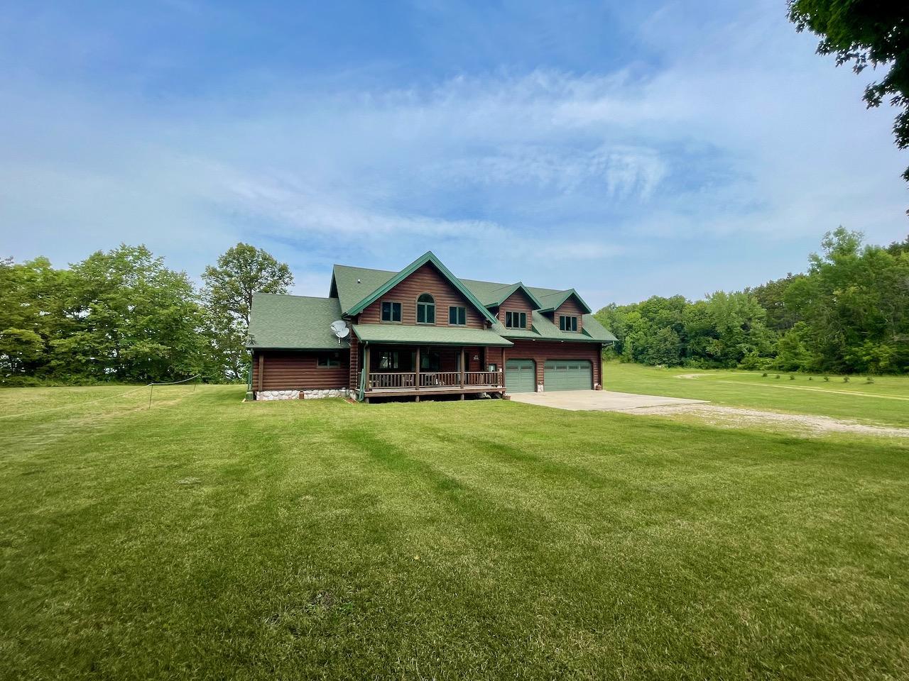 Gorgeous Custom Built Log Home on North Lida Lake