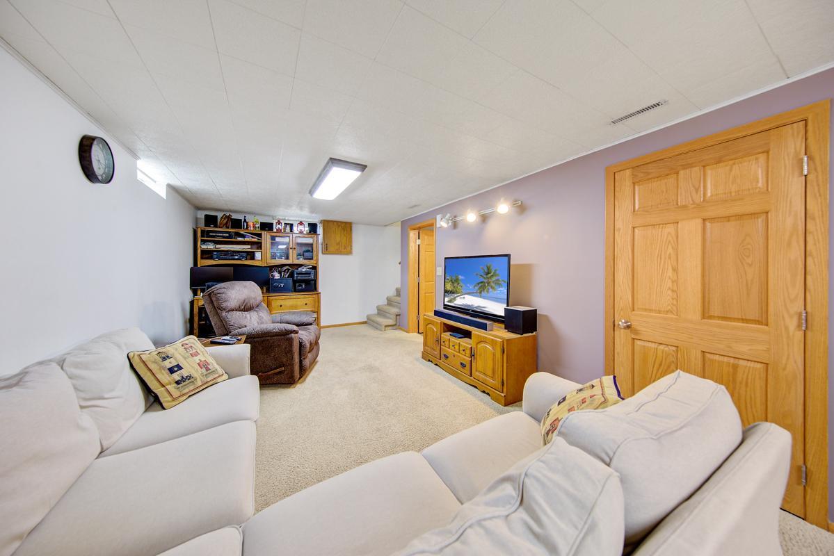 33 Family room_lower.jpg
