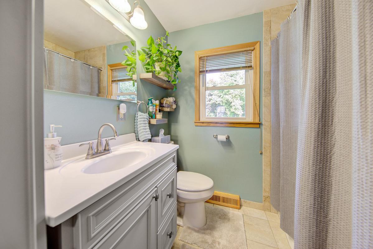 29 Bathroom.jpg