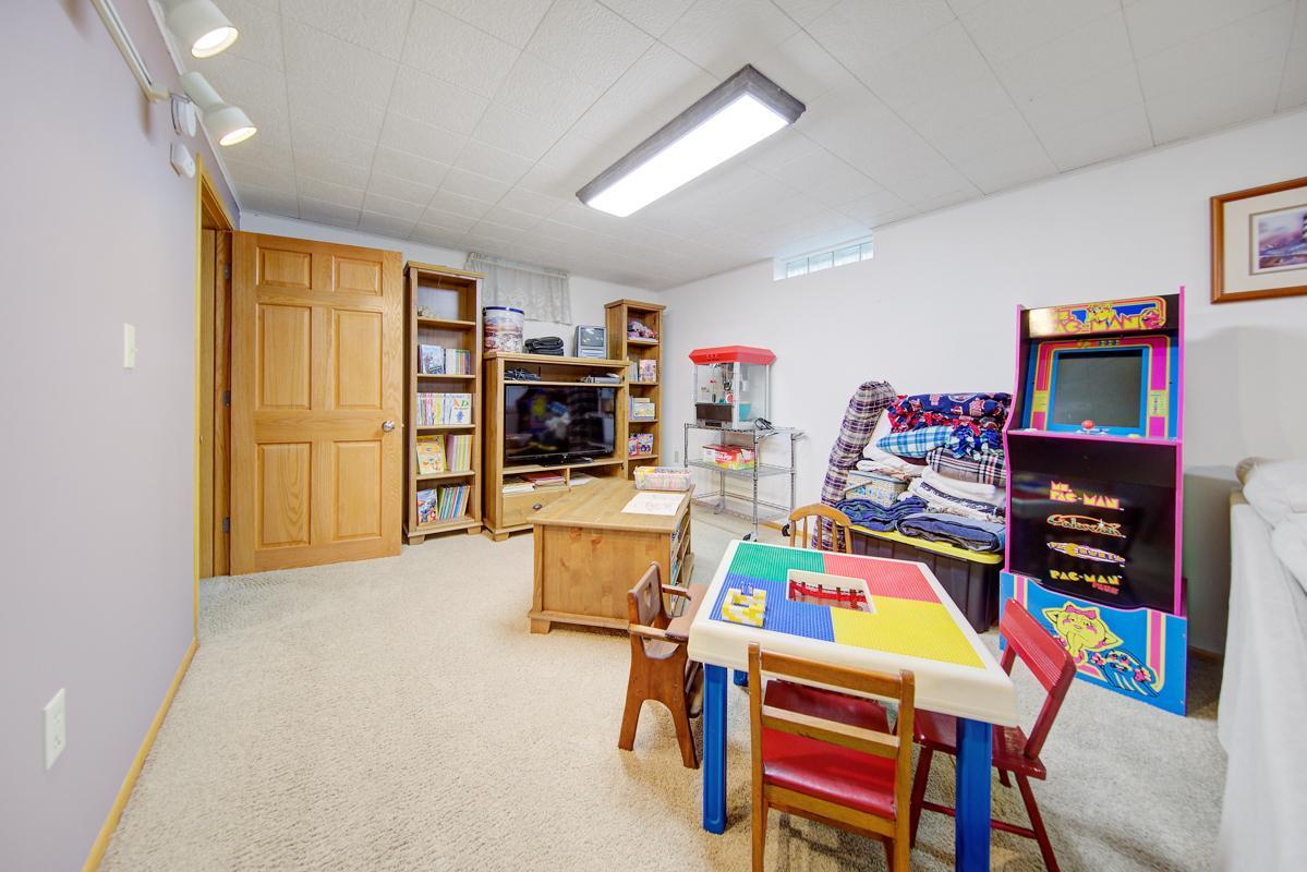 31 Family room_lower.jpg