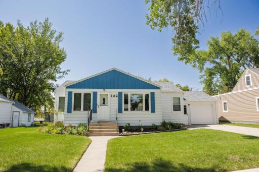 122 S Oregon Avenue, Morris, MN 56267