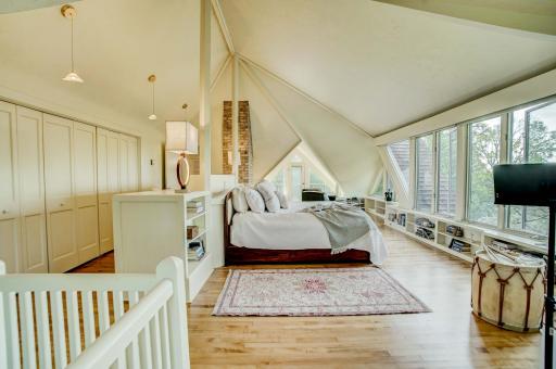 Gorgeous architectural detail, vaulted living