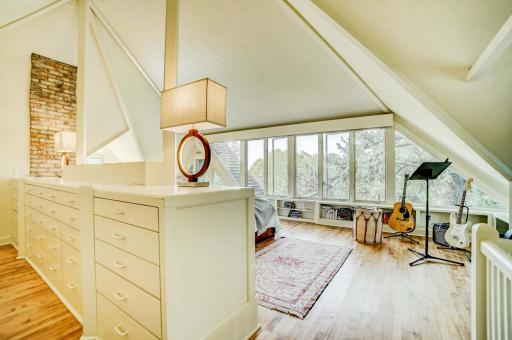 Relaxing urban retreat with panoramic views of lake