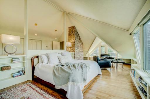 Treetop bedroom third floor with 180 lake views