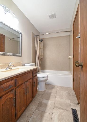 On suite/Shared Upper-Level Bath