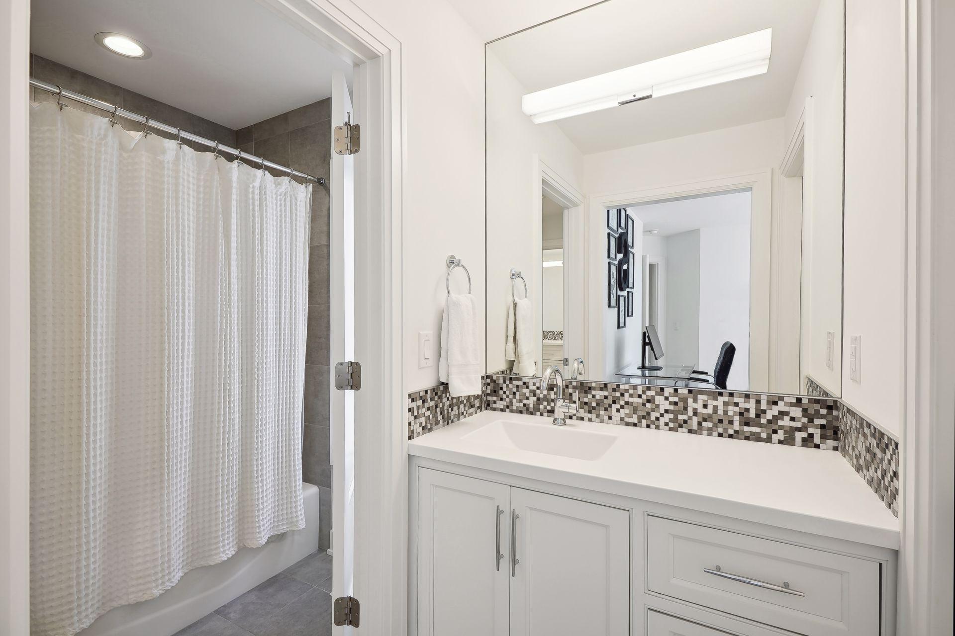 Jack/Jill bath bedroom 2 & 3