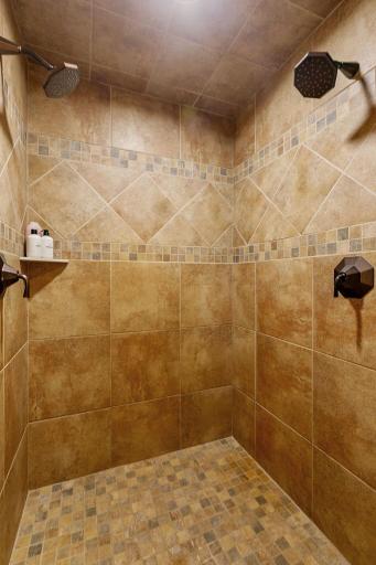 Custom walk-in shower w/ dual shower heads