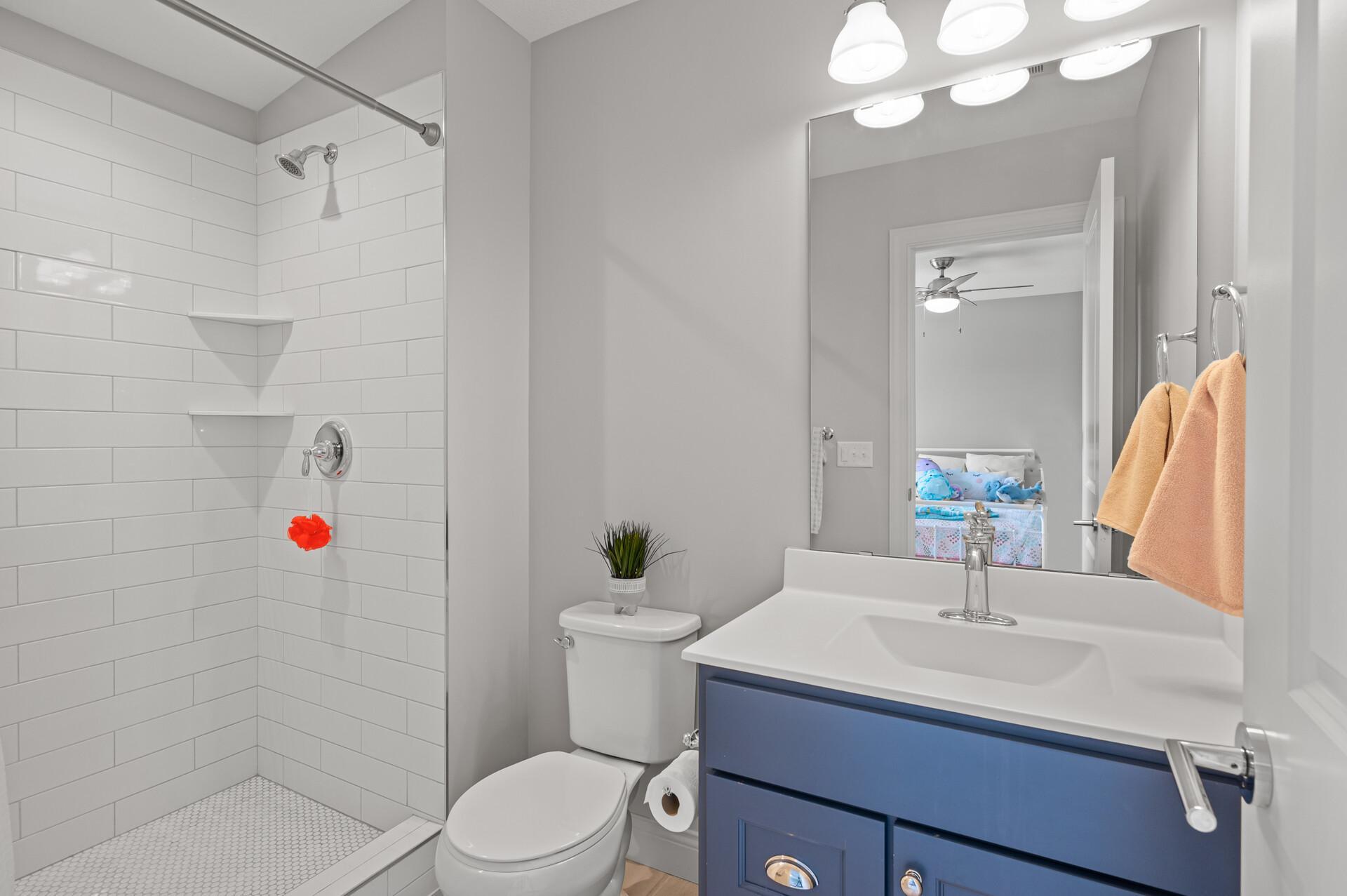 Private enuite three-quarter bathroom with tiled shower.