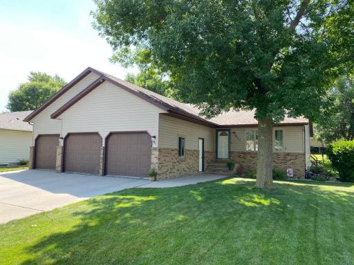 951 Briarwood Drive, Worthington, MN 56187