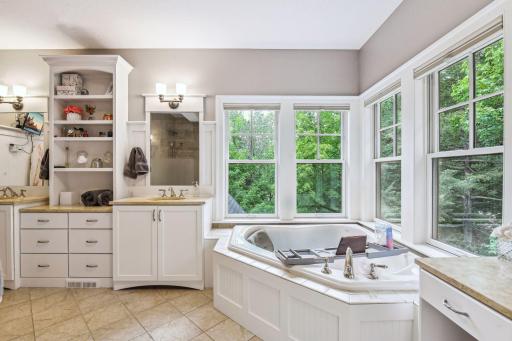 5940 Lake Linden Court, Excelsior, MN 55331