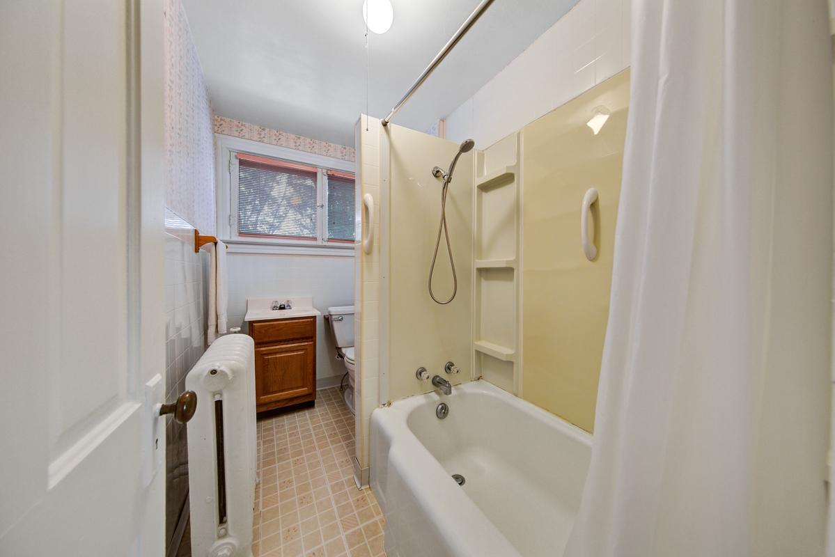 34 Bathroom.jpg