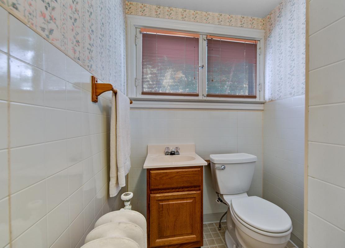 35 Bathroom.jpg