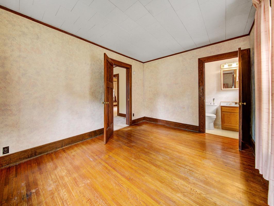 19 Main bedroom.jpg