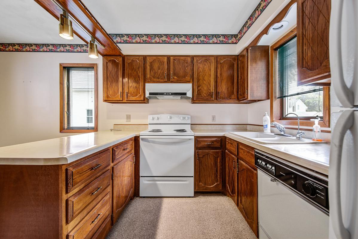 27 Kitchen.jpg