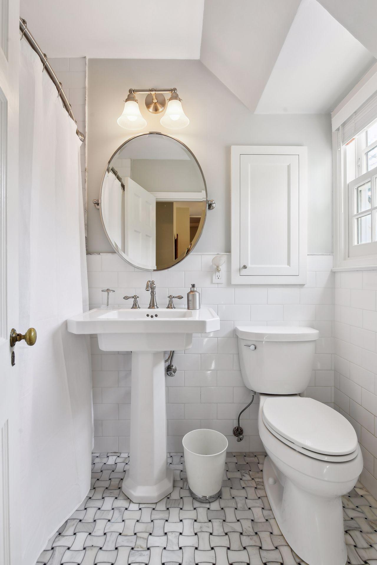 Upper Level Full Bathroom