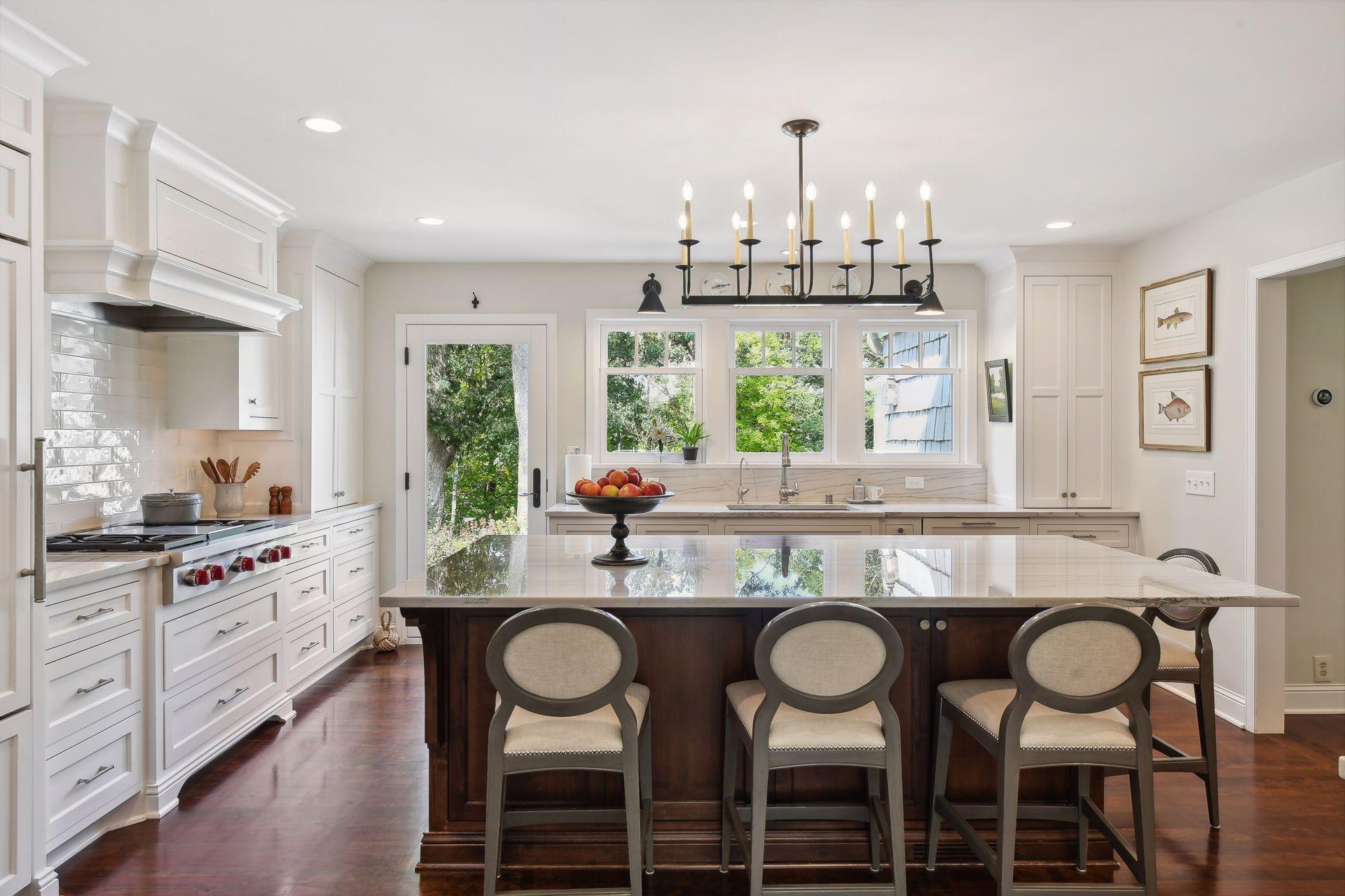 Eat-In Breakfast Bar and Custom Cabinetry