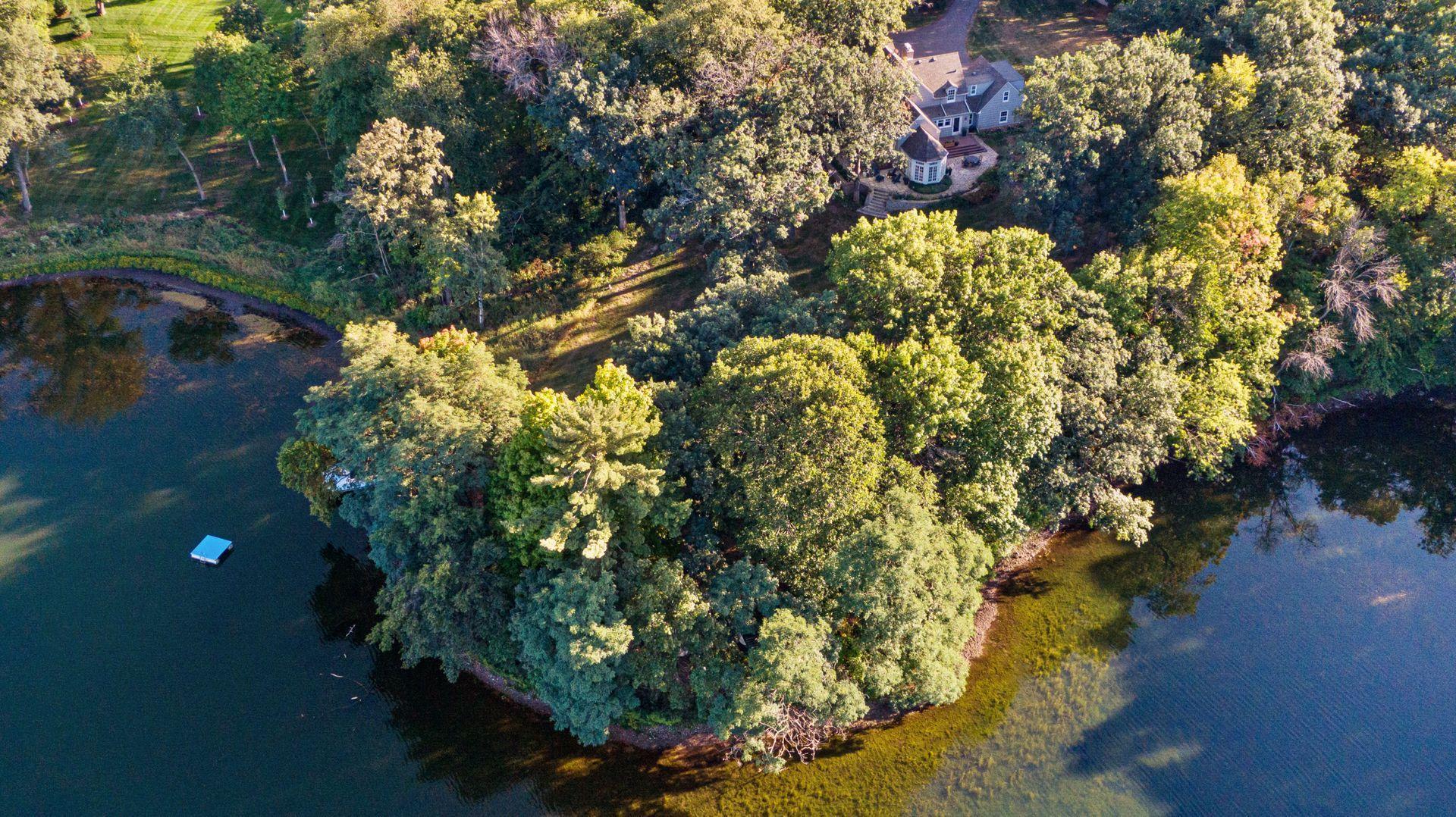 Almost 1,000ft of Frontage!